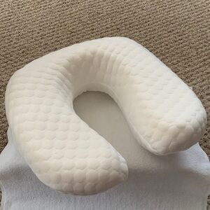 White Memory Foam U-Shaped Neck Pillow - Supportive Travel & Home Comfort